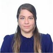 Arquitecta con conocimientos en distintas materias, como matemáticas y física. 