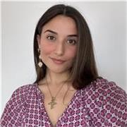 Profesora de español imparte clases a extranjeros de cualquier edad