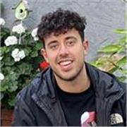Actualmente profesor de español en un instituto en Alemania, debido a estudiar la mención de alemán durante mi carrera universitaria. Este próximo curso me encontraré en España y me gustaría proseguir con mi carrera profesional como maestro, aportando mi 