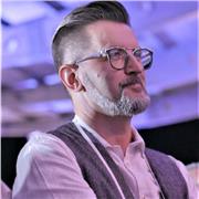 Docente di informatica impartisce lezioni sull'uso generale del personal computer. Ambiente windows e ms office