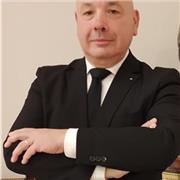 Profesor de Administración y Recursos Humanos dicta clases a jovenes y Adultos