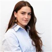 Graduada en excelencias y matrícula de honor en el Master de dibujo digital y diseño de personajes en ESDIP. Artista freelance