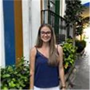 Estudiante de enfermería trabajando en una academia de refuerzo escolar a alumnos entre 4 y 16 años.