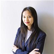 Abilitata all'esercizio della professione forense offre lezioni di diritto, italiano e inglese