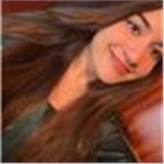 Gebürtige Deutsche mit internationaler Erfahrung und sprachlicher Exzellenz.