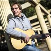 Tocar la guitarra e interpretar canciones, individual o colectivamente