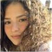 Giovane ragazza e fresca di studi, aiuto bambini e ragazzi di elementari e medie nello svolgimento dei propri compiti