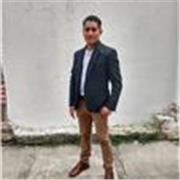 Profesor de educación física imparte sesiones de entrenamiento para todas las edades