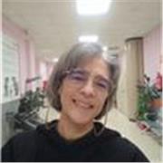 Profesora de ofimática apta para edades avanzadas o trabajadores.