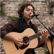 Docente di Chitarra professionista organizza corsi e lezioni private a Prato