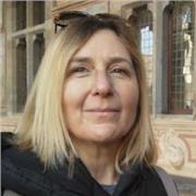 Docente di materie letterarie, latino e greco offre lezioni a studenti dei licei e degli istituto superiori