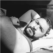 Profesor que brinda apoyo a jovenes de enseñanza media en el area de química