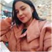 Profesora de español imparte clase a niños