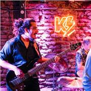 Profesor de música en composición,piano y bajo eléctrico,te guía en tu camino musical de forma relajada y especializada