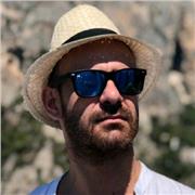 Docente di italiano, storia e geografia impartisce lezioni per studenti della scuola secondaria di primo e secondo grado