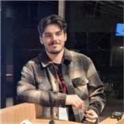 Soy un estudiante de 23 años, busco dar clases a alumnos de hasta 3º de ESO. Soy carismático y me gusta dar clases particulares.