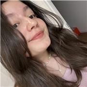 Étudiante propose des cours d'anglais pour tous les niveaux .