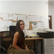 Me defino como una profesora de inglés paciente, dinámica y enfocada en la comunicación práctica del idioma.