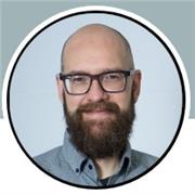 Mathe, Deutsch, Politik und Allgemeinwissen-Tutor, der Jugendliche und junge Erwachsene unterrichtet.