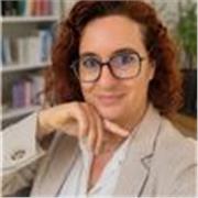 Consultante patrimoniale indépendante donne des cours d’éducation financière pour apprendre à gérer son budget et son argent