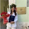 Laureata in giurisprudenza e diplomata presso liceo scientifico