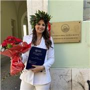 Laureata in Giurisprudenza e diplomata presso Liceo Scientifico