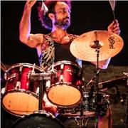 Musicien professionnel depuis plus de 15 ans, titulaire d'un prix de conservatoire en percussions/batterie