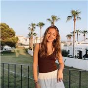 simpàtica y muy comprensiva, daría classes a primaria