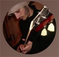 Guitariste, compositeur depuis plus de 25 ans, j'enseigne l'art de la composition et de l'improvisation.