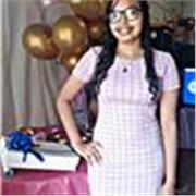 Profesora de informatica imparte clases a niños de todas las edades