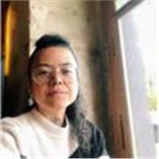 Professional English speaker, I lived in the USA and I help teenagers and adults with conversational English.