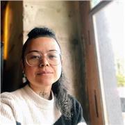 Professional English speaker, I lived in the USA and I help teenagers and adults with conversational English.