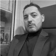 Laureato in biologie impartisce lezioni a studenti universitari e delle scuole superiori