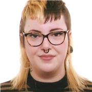 Profesora de dibujo imparte clases a niños desde 4 años a 15