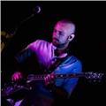 Musicista con esperienza pluridecennale impartisce lezioni online di chitarra e di linguaggio musicale. vi aspetto! 