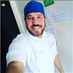 El chef imparte clases de cocina básica a cualquier persona no importa la edad, para aprender a cocinar solo hay que querer hacerlo