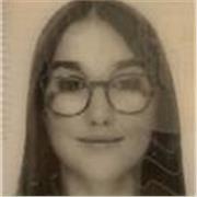 Estudiante de bachiller que podría explicar a niños de cursos anteriores