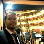 Profesor de música imparte clases de teoría e iniciación musical