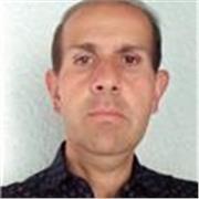 
Mathematiklehrer, der Kinder aller Altersgruppen in der Grundschule unterrichtet