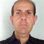 Mathematiklehrer, der Kinder aller Altersgruppen in der Grundschule unterrichtet