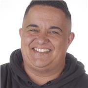 Profesor de periodismo, redacción e inglés. Experiencia como redactor freelance.