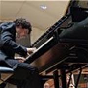 Laureato al Conservatorio impartisce lezioni di pianoforte