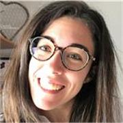 Maestra imparte clases de refuerzo escolar