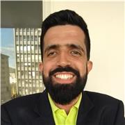 Profesor de Humanidades brinda buena atención y paciencia a niños de diversas edades