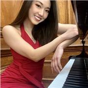 I offer tailor-made English (for foreign speakers) and piano lessons (for all ages and levels)