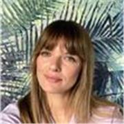 Artista y profesora de Bellas Artes especializada en pintura e Historia del Arte, con experiencia en educación internacional. 