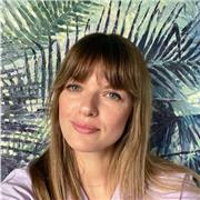 Artista y profesora de Bellas Artes especializada en pintura e Historia del Arte, con experiencia en educación internacional.