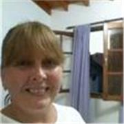 Profesora de quimica imparte clases a niños de todas las edades