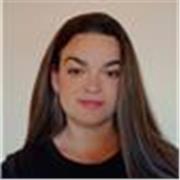 Profesora de refuerzo para niños y niñas de primaria