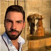 Se imparten clases de derecho de prácticamente la totalidad de materias del grado (excepto penal y procesal civil). También se imparten clases de oratoria jurídica y defensa de casos prácticos, trabajos, exposiciones, etc